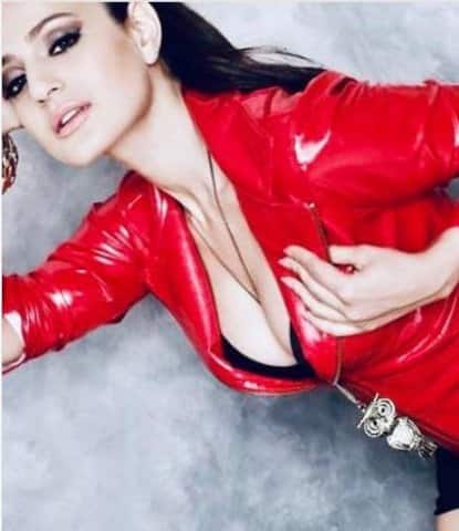 সোশ্যাল মিডিয়ায় অনুরাগীদের জন্য মাঝেমধ্যেই নিজের ছবি পোস্ট করেন তিনি। 