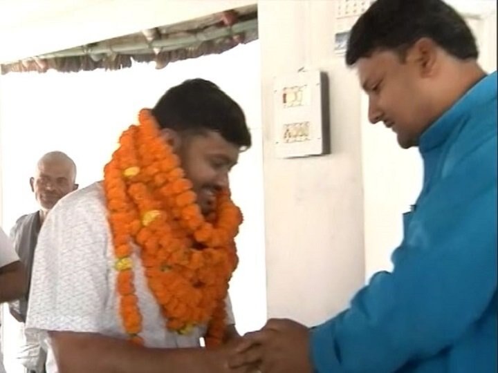 Lok sabha election 2019: jdu leader seeked votes for kanhaiya kumar in begusarai কানহাইয়ার হয়ে ভোট চাইলেন জেডিইউ নেতা, পরালেন মালাও