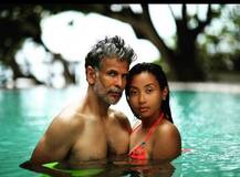 ছুটি কাটাচ্ছেন মিলিন্দ সোমান ও অঙ্কিতা, পোস্ট করলেন সমুদ্র সফরের কিছু ছবি