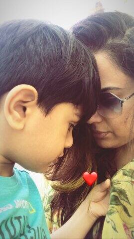 ছবিতে দেখা যাচ্ছে ছোট্ট হানস্-এর সঙ্গে সময় কাটাচ্ছেন সমীরা