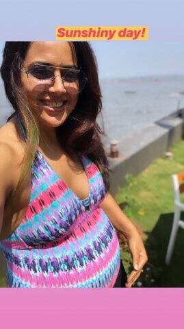 নিজের ৬ মাসের গর্ভাবস্থার ছবি পোস্ট করেছেন সমীরা। পুলের ধারে রোদে দাঁড়িয়ে রয়েছেন তিনি।