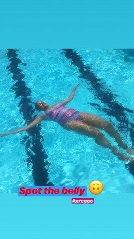 নীল গোলাপি পোষাকে পুলের জলে ছুটি কাটাচ্ছেন নায়িকা। স্যোশাল মিডিয়ায় পোস্ট করছেন সেই ছবি। সঙ্গে লিখেছেন, “স্পট দ্য বেলি”   