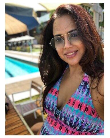 পুলের ধারে ছুটির সকালের এই আলস্যমাখা ছবি দেখেই বোঝা যাচ্ছে খুশিতে রয়েছেন সমীরা