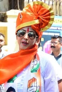 মনোনয়ন জমা দিলেন উর্মিলা মাতণ্ডকর ও প্রিয়া দত্ত, সঞ্জয় বললেন, ‘বোন বললে ভোটেও দাঁড়াব’