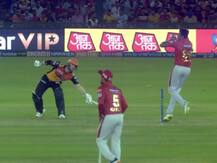 দেখুন, বল করছেন অশ্বিন, নন-স্ট্রাইকার প্রান্তে ‘সতর্ক’ ওয়ার্নার