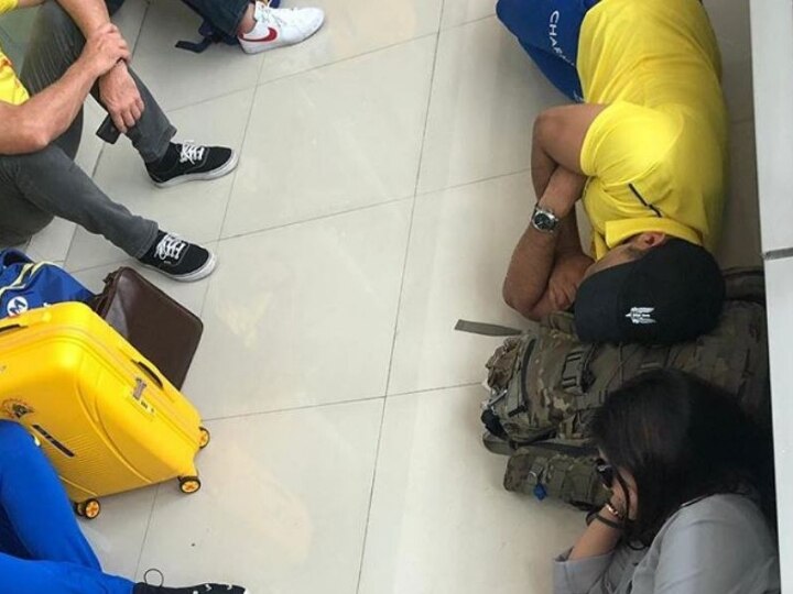 IPL 2019, MS Dhoni, Sakshi sleep on Chennai airport floor after KKR win, share pic on Instagram দেখুন, চেন্নাই বিমানবন্দরের মেঝেতেই ঘুমিয়ে পড়লেন ধোনি-সাক্ষী