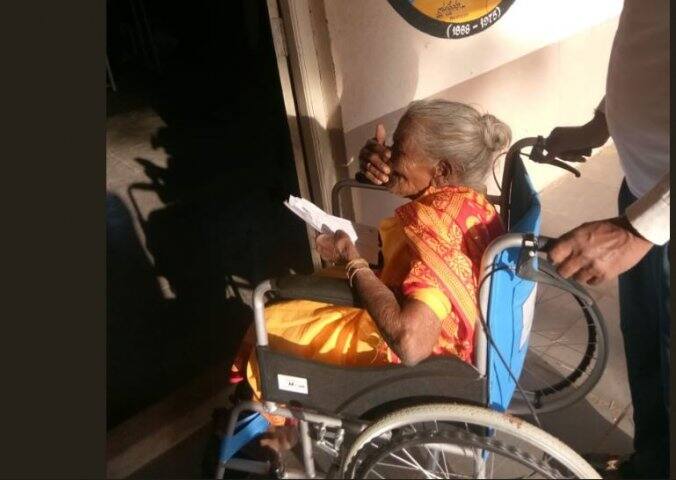 তেলঙ্গানার এক ভোটগ্রহণ কেন্দ্র। এই মহিলা ভোট দিতে এলে সঙ্গে সঙ্গেই তাঁর ভোটদানের ব্যবস্থা করা হয়। ভোটগ্রহণ কেন্দ্রে বয়স্কদের প্রতি বিশেষ নজর দেওয়া হয়।