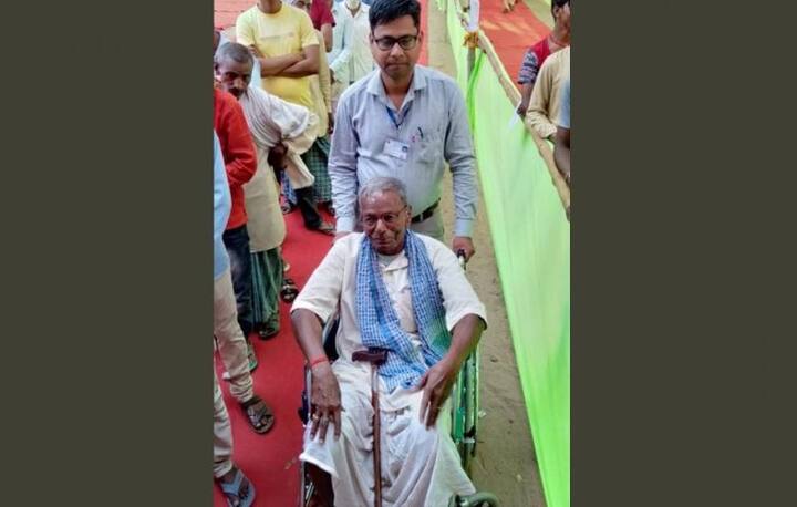 হুইলচেয়ারে বসে ভোট দিতে এসেছেন এক বয়স্ক ভোটার। এই ছবি বিহারের গয়ায়। সঙ্গে সঙ্গে তাঁর কাছে পৌঁছে যান ভোটকর্মী। তাঁর দ্রুত ভোটদানের ব্যবস্থা করা হয়।