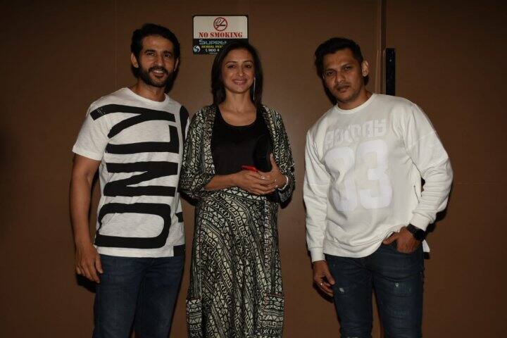 হিতেন তেওয়ারি আসেন তাঁপ স্ত্রীর সঙ্গে। ‘কলঙ্ক’-এ অভিনয় করেছেন তিনিও।