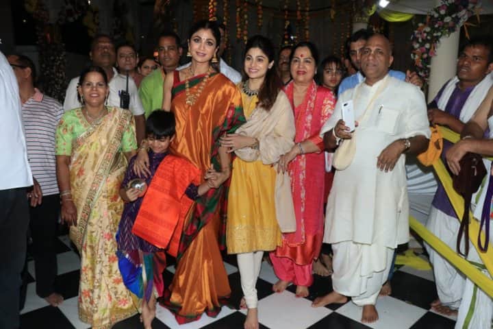 তারপর পাপারাৎজিদের জন্য পোজ দিলেন সকলে মিলে