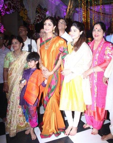 শিল্পার সাজের দিকে নজর যাচ্ছিল সকলের