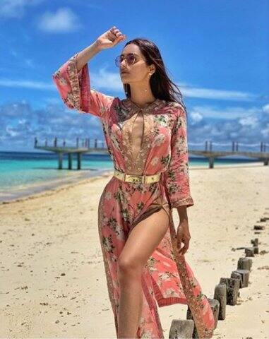 ফটোশ্যুটের ছবিতে আকর্ষণীয় ভঙ্গিমায় দেখা গিয়েছে মানুষীকে। ফুল ছাপ হাই স্লিট পোশাকে দেখা গিয়েছে তাঁকে। (Photo: manushi_chhillar)