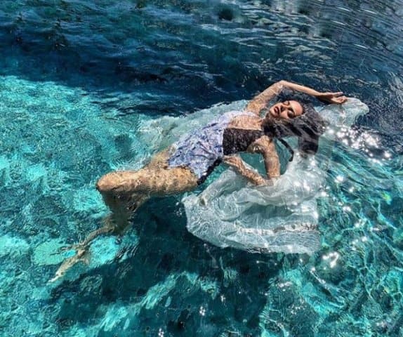 মানুষীর এই গ্ল্যামারাস ফটোশ্যুটের ছবি সামনে আসার পর তাঁর বলিউডে অভিষেক নিয়ে জল্পনা আরও জোরাল হয়েছে। (Photo: manushi_chhillar)