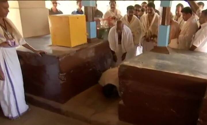 উল্লেখ্য গতকাল ওয়েইনাড়ে একটি নির্বাচনী জনসভাও করেন রাহুল। সেখানে কেরল থেকে প্রার্থী হওয়া নিয়ে তিনি বলেন, “কেরলের মানুযষের আন্তরিকতায় আমি মুগ্ধ। এখানকার মানুষ জানেন, অন্যের মত-কে কীভাবে সম্মান দিতে হয়।”