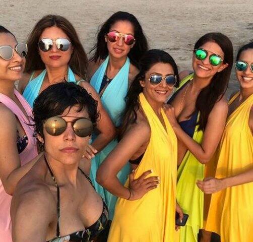 অসম্ভব ফিটনেস সচেতন হওয়ার জন্যই এভাবে মেদহীন শরীর ধরে রেখেছেন মন্দিরা