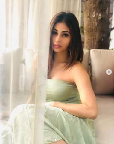 ছবিতে একটি হালকা সবুজ পোশকে ব্যালকনিতে দাঁড়িয়ে থাকতে দেখা যাচ্ছে তাকে। রোদে বেশ স্নিগ্ধ দেখাচ্ছে তাকে।