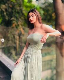 সবুজ পোশাকে ব্যালকনিতে মৌনী রায়, ইনস্টাগ্রামে শেয়ার হতেই ভাইরাল ছবি