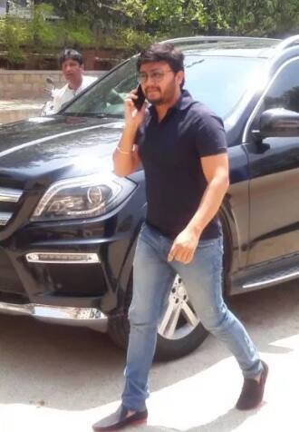 কন্নড় অভিনেতা গণেশও বেঙ্গালুরু গ্রামীণ কেন্দ্রের অন্তর্গত রাজা রাজেশ্বরী নগরের একটি বুথে গিয়ে ভোট দেন। ছবি সৌজন্যে ট্যুইটার