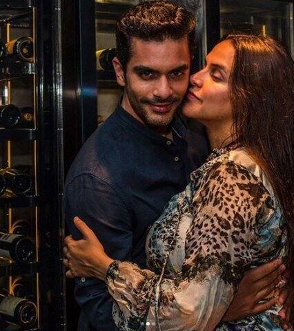 ছবিতে একসঙ্গে বেশ ঘনিষ্ঠভাবে দেখা যাচ্ছে নেহা-অঙ্গদকে