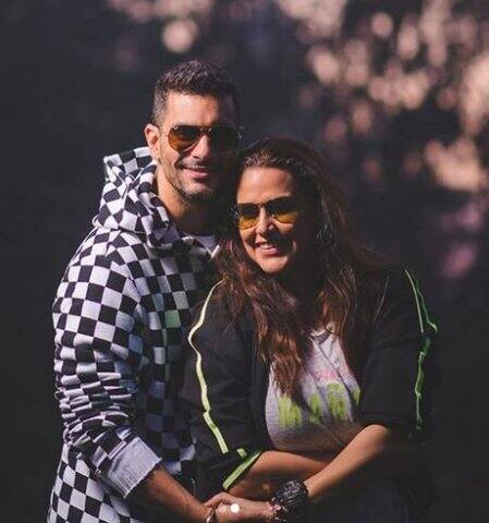 ছবি দেখেই বোঝা যায় বিবাহিত জীবন বেশ উপভোগ করছেন দম্পতি। তাদের কন্যার নাম মেহর