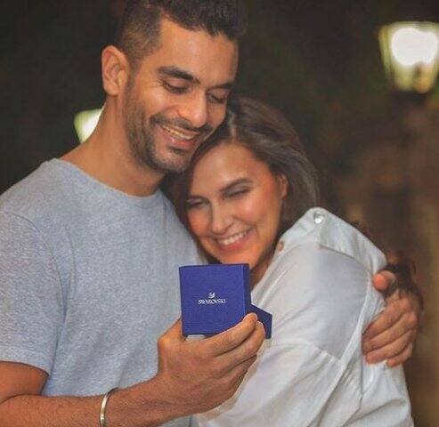 অঙ্গদের তুলনায় নেহার ফলোয়ারের সংখ্যা অনেকটাই বেশী। অবশ্য তাতে কি যায় আসে? সংসারের সুখদুঃখে কিন্তু দুজনের ভাগই সমান