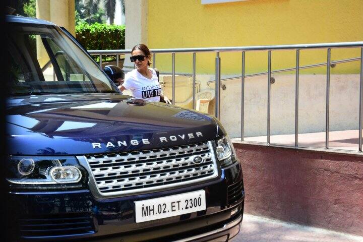 হাসপাতাল থেকে বেরিয়ে সোজা গাড়িতে ওঠেন অভিনেত্রী।