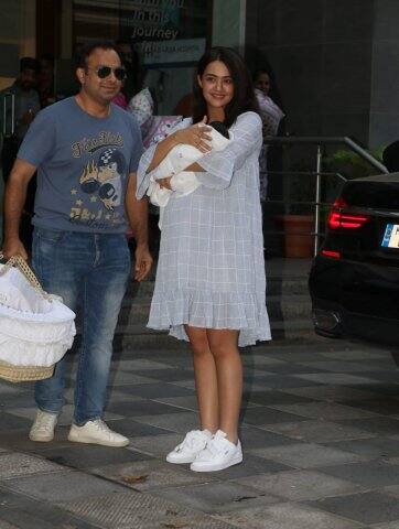 ছবিতে স্পষ্ট অক্ষয়-সুরভিনের খুশি বোঝা যাচ্ছে।