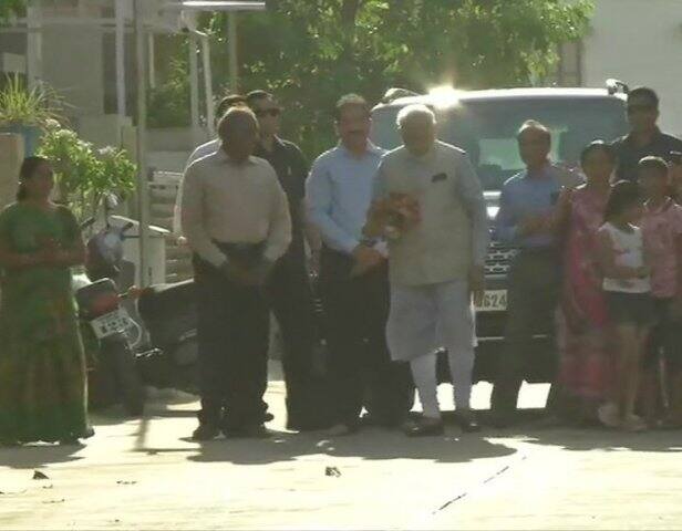 আমদাবাদ কেন্দ্র থেকে ভোট দেন মোদি। তার আগে তাঁর বাড়ির সামনে জড়ো হন বহু সমর্থক। 