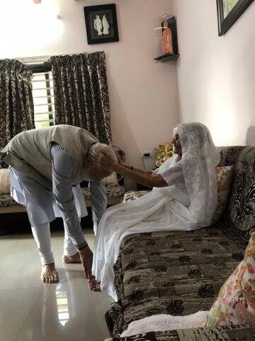 পা ছুঁয়ে প্রণাম করলেন তিনি। 