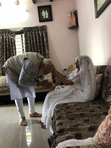৯৮ বছর বয়সি মা হীরাবেন, দুই হাত তুলে আশীর্বাদ করলেন ছেলেকে।