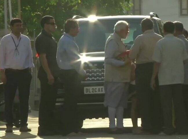 গুজরাতে এলেই মায়ের সঙ্গে দেখা করতে যান মোদি