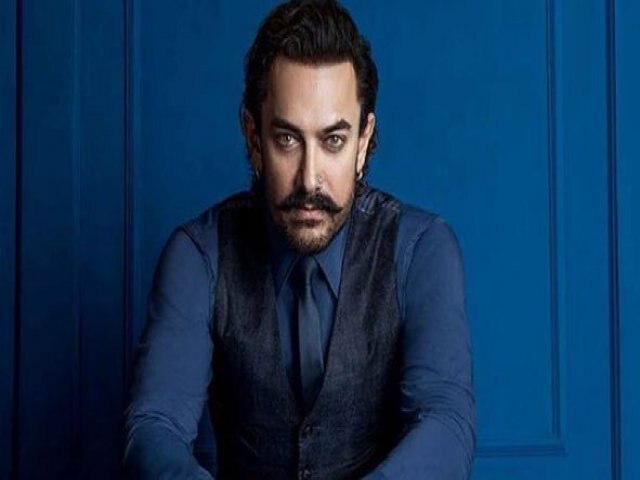 Viral, Aamir Khan Flies Economy, Fans Applaud His 'Simplicity' বিমানে ইকনমি ক্লাসে আমির, ‘সারল্যে’ মুগ্ধ ভক্তরা