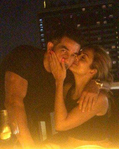 স্বামী শাকিলের গালে উষ্ণ চুম্বন অমৃতার।