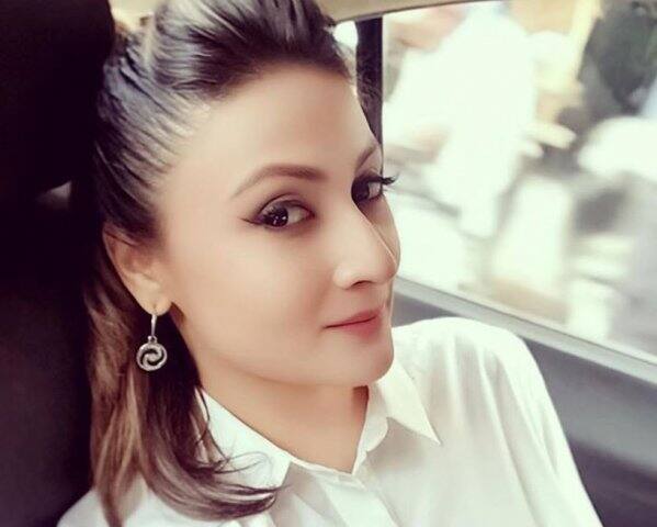 শুধু বড় পর্দার নন, ছোট পর্দার অভিনেত্রীরাও এমন পদক্ষেপ করেছেন। ঊর্বশী ঢোলাকিয়া যেমন। তাঁর দুই ছেলে, দুজনেই তাঁর অবিবাহিত জীবনের সন্তান। 