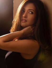 দেখুন: সোশ্যাল মিডিয়ায় নতুন ছবি পোস্ট করলেন রিয়া সেন