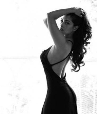 ছবির সঙ্গে বিভিন্ন লেখাও পোস্ট করেন রিয়া