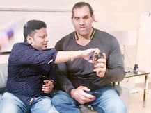 যাদবপুরের বিজেপি প্রার্থী অনুপম হাজরার হয়ে প্রচারে ‘দি গ্রেট খলি’