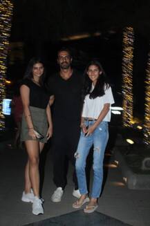 দুই মেয়েকে নিয়ে বেড়াতে বেরোলেন অর্জুন রামপাল