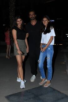 দুই মেয়েকে নিয়ে বেড়াতে বেরোলেন অর্জুন রামপাল