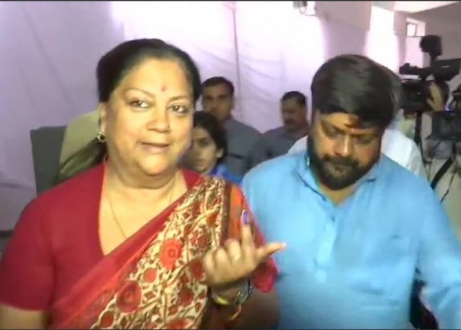 ঝালওয়ারে ভোট দিলেন রাজস্থানের প্রাক্তন মুখ্যমন্ত্রী বসুন্ধরা রাজে সিন্ধিয়া