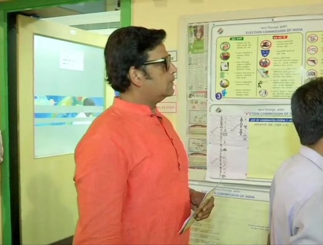 গোরক্ষপুরের বিজেপি প্রার্থী রবি কিষন তাঁর নিজের বুথে দাঁড়িয়ে