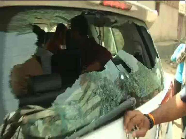 বারাবনিতে বাবুল সুপ্রিয়কে ঘিরে তৃণমূলের বিক্ষোভ, ‘গুন্ডামির’ অভিযোগ করে বাবুল সুপ্রিয়র গাড়ি আটকাবার চেষ্টা করে তৃণমূলের কর্মী সমর্থকেরা। তাঁকে অন্য কেন্দ্রে যেতে না দেওয়াপ জন্যই এই বিক্ষোভ, অভিযোগ বাবুলের। উত্তপ্ত কর্মী সমর্থকেরা বাবুলের গাড়ির কাঁচ ভেঙে দেয়