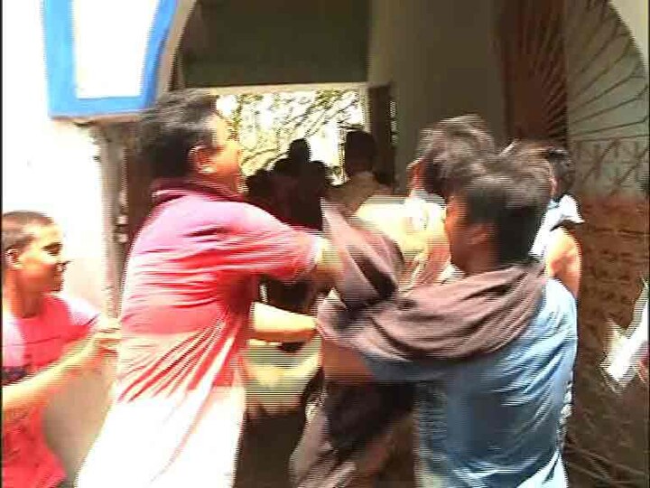 বীরভূমের নলহাটির এক নম্বর ব্লক হাবিশপুর গ্রামের ১৭, ১৮ নম্বর বুথে বিজেপি সমর্থকরা ভোট দিত গেলে মারধর করে তাড়িয়ে দেওয়ার অভিযোগ তৃণমূলের বিরুদ্ধে