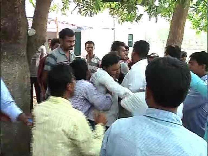 দুর্গাপুরের জেমুয়ায় কেন্দ্রীয় বাহিনী না থাকায় ভোট বন্ধ করে প্রতিবাদ ভোটারদের একাংশের। তৃণমূল সমর্থকদের সঙ্গে সিপিএম-বিজেপি সমর্থকদের হাতাহাতি।