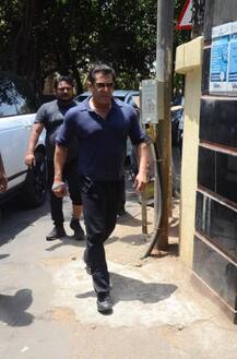 মুম্বইয়ে ভোট দিলেন সলমন খান