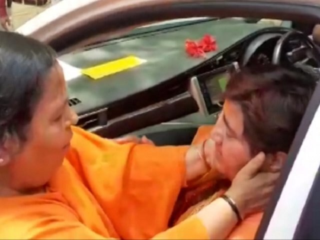 Lok Sabha Election 2019-  Pragya Thakur in tears during meeting with Uma Bharti কান্নায় ভেঙে পড়লেন প্রজ্ঞা, জড়িয়ে ধরে স্বান্তনা উমার, ছুঁলেন পা-ও