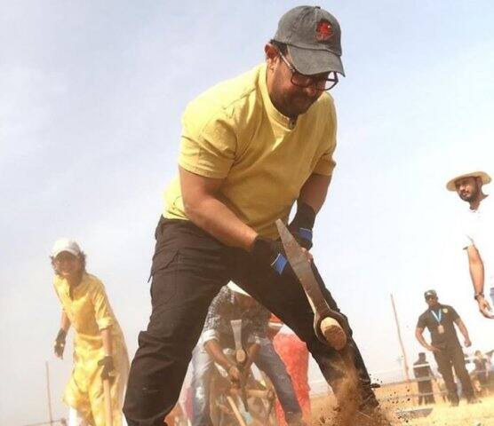 মহারাষ্ট্র দিবস উপলক্ষ্যে আমির ও কিরণ সাতারা জেলার কোরেগাঁও তালুকে স্বেচ্ছাশ্রম দিয়েছেন।