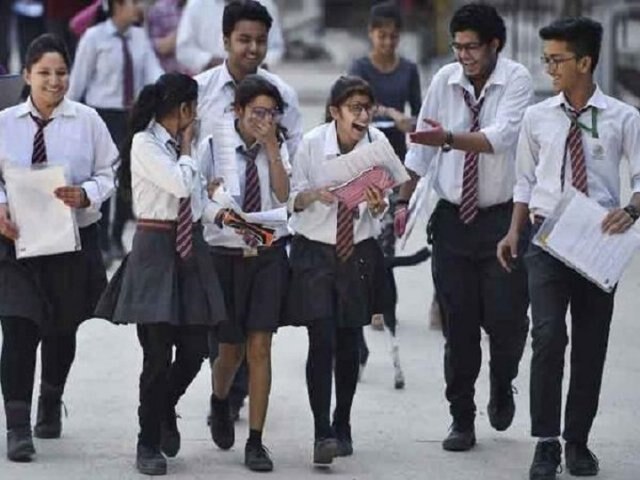 Girls outshine boys in CBSE class 12 exam, Thiruvananthapuram region records highest pass percentage সিবিএসই দ্বাদশের ফলাফলে ছাত্রদের টেক্কা ছাত্রীদের, তিরুবনন্তপুরম অঞ্চলে পাশের হার সবচেয়ে বেশি