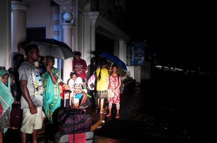 পুরী থেকে পর্যটকদের ফিরিয়ে আনকে ব্যাবস্থা করা হয়েছে বিশেষ ট্রেনের। গতকাল থেকে কলকাতা ও বিভিন্ন জায়গায় চালানো হচ্ছে বিশেষ ট্রেন। যানবাহনের অপেক্ষায় রয়েছেন যাত্রীরা।