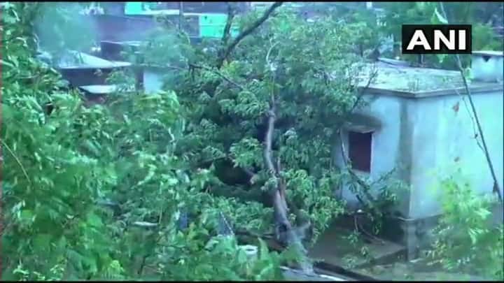 সবথেকে বেশি ক্ষতিগ্রস্ত গঞ্জাম, গজপতি ও জগৎসিংপুর জেলা। দুপুর পর্যন্ত ফণীর তাণ্ডব চলার আশঙ্কা। দুপুর পর্যন্ত ফণীর তাণ্ডব চলার আশঙ্কা। সতর্ক ওড়িশা প্রশাসনও।
